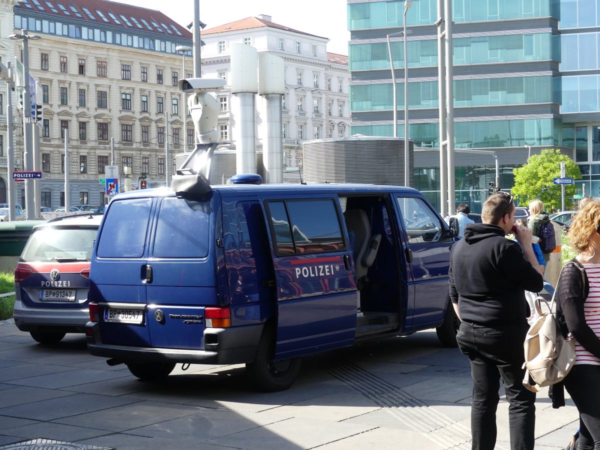 Überwachungswagen der Polizei am 27. April 2018 am Praterstern zur Durchsetzung des Alkoholverbots