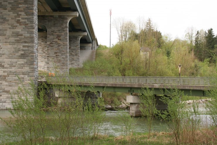 Westautobahn: Brücke über den Fluss Alm in Oberösterreich