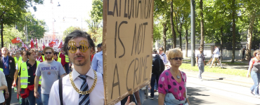 Demonstrant mit OPlakat - Ausbeutung ist kein Verbrechen - Demonstartion gegen 12-Stundentag - 30. Juni 2018