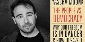 Photo von Yascha Mounk und der englischen Ausgabe des Buchs